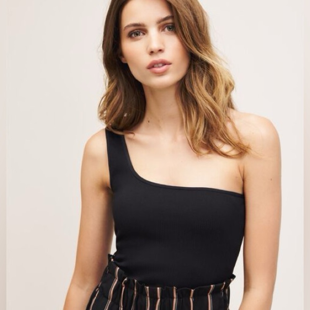 Dynamite- Ribbed Black One-Shoulder Top